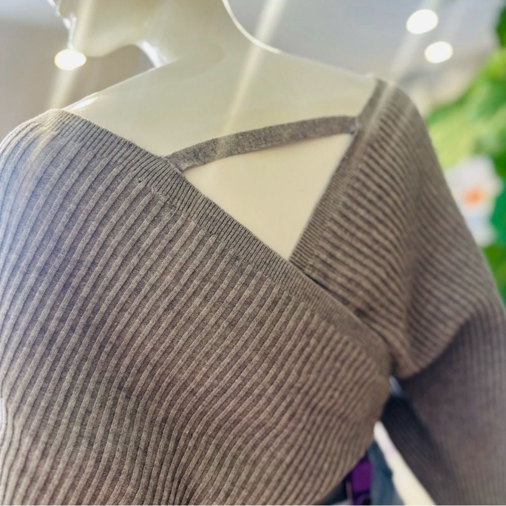 Forever 21 Crop Deep V Neck Long Sleeve Pullover Cross Wrap Sweater. Medium Gray - Picture 3 of 6